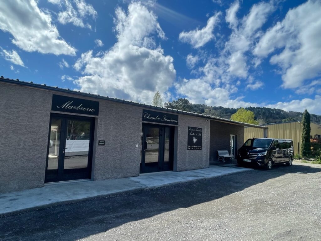 fleurs dans un vase dans un cimetiere