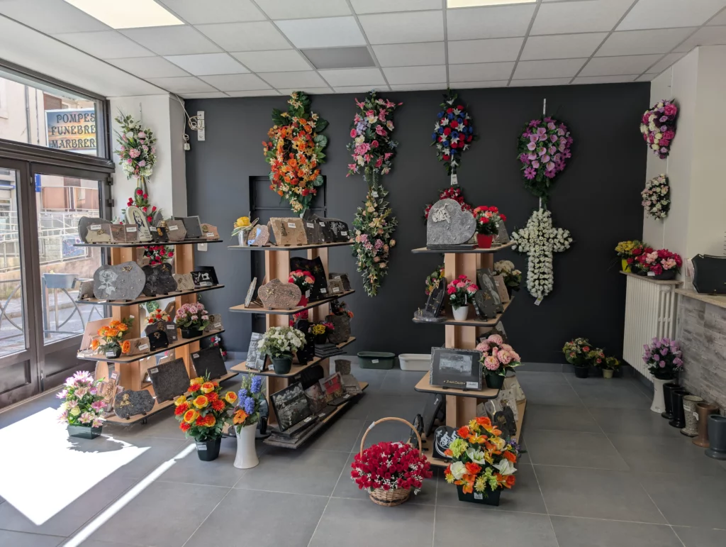 Exposition de plaques commémoratives et compositions florales.