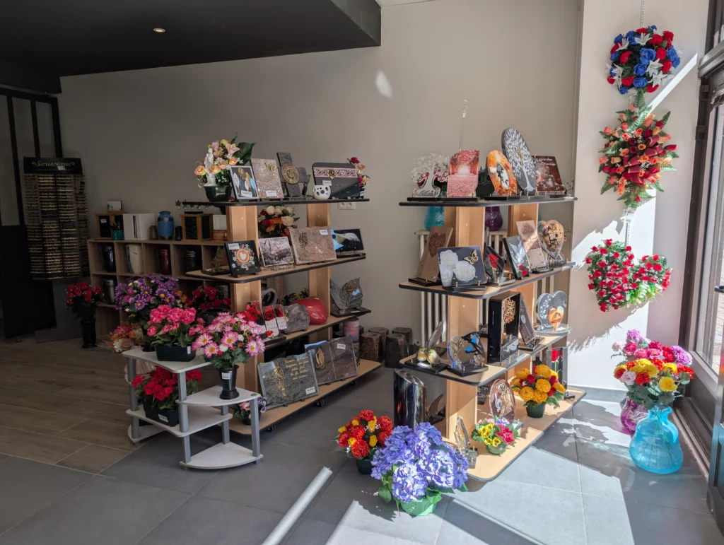 Boutique d'articles funéraires, plaques en granit et fleurs.