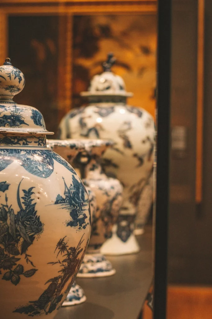 Urnes cinéraires décoratives en porcelaine peinte à la main.