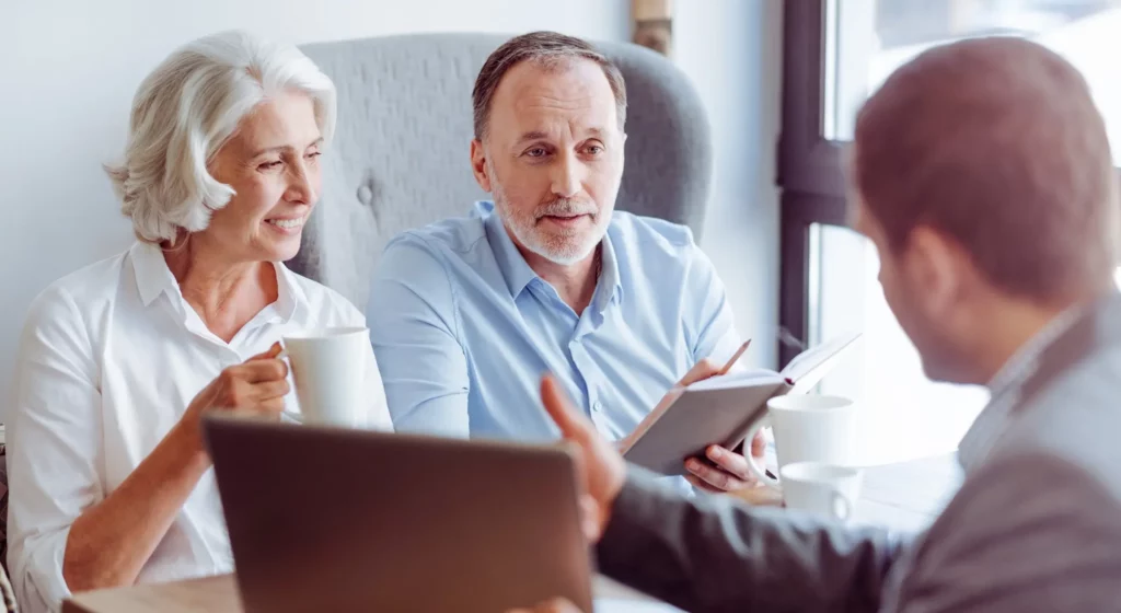 Conseiller funéraire présentant un contrat de prévoyance.