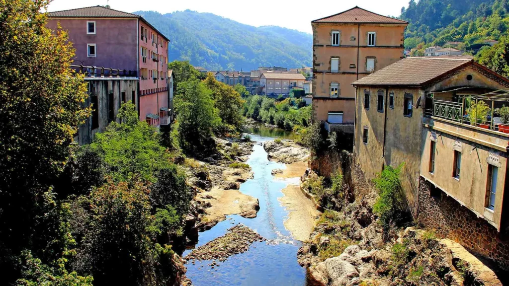 Vue panoramique du village de Vals-les-Bains et de sa rivière.